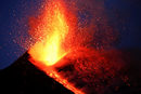 Най-големият и най-активен вулкан в Европа - Етна, се събуди в понеделник, като изхвърли фонтани от лава на няколкостотин метра височина. <a href="http://www.dnevnik.bg/zelen/2017/02/28/2926391_vulkanut_etna_izrigna_s_fontani_ot_lava/" target="_blank">Вулканичната дейност</a> продължава.<br /><br />Изригването се случва в югоизточния кратер и може да се наблюдава от източното крайбрежие на Сицилия, от близките градове Катания и Таормина. <br /><br />За последно Етна изригна преди по-малко от година, на 21 май 2016 г., а последната по-сериозна активност на вулкана бе през януари, когато някои местни училища за кратко бяха евакуирани.<br />