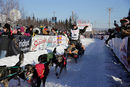 Водачите на впряговете имат нелеката задача да направляват "екипите си" през снежните трасета на Аляска.<br /><br />На снимката: Четирикратният шампион в състезанието Джеф Кинг с кучешкия си впряг.