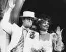 На снимката: Елтън Джон по време на сватбената церемония с Рене Блауел, в църквата Сан Марко на 14 февруари 1984 г. в Сидни, Австралия.