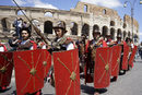 Статисти, облечени като римски центуриони, са снимани до Колизеума в Рим.