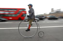 Участник в колоездачната обиколка "Туид" преминава през Уестминстърския мост в Лондон, Великобритания. Велоразходката се провежда всяка пролет в британската столица от 2009 г. насам като идеята е участниците да се забавляват, да изпитат наслада като преминат през знакови места в града, спрат за почивка и пикник и завършат разходката със сладка умора в коленете.
