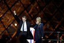 <a href="http://www.dnevnik.bg/sviat/2017/05/08/2967180_visokiiat_zalog_na_makron_e_v_ikonomikata/" target="_blank">Независимият центрист Еманюел Макрон печели президентските избори във Франция с повече от 66% от гласовете - резултат, на който коментаторите придават тежестта на референдум в полза на европейското бъдеще на страната. </a>По данни на вътрешното министерство, което организира гласуването, след преброяването на почти всички бюлетини за най-младия лидер на Франция от времето на Наполеон насам са гласували 66.06%. За опонента му Марин льо Пен са гласували 33.94%. Вотът за избирането на най-младия президент във френската история е белязан и от рекордните 11.5% бюлетини без посочено име или с изписан протест върху тях срещу двамата кандидати.