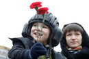 Дете държи цветя <a href="http://www.dnevnik.bg/photos/2017/05/09/2967683_fotogaleriia_moskva_za_pruv_put_pokaza_poliarna_armiia/" target="_blank">преди началото на военния парад в Москва</a> по случай Деня на победата.