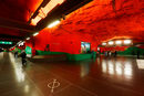 Станция Solna Centrum е с яркочервен таван, а на стените е изрисувана гора, простираща се по протежение на 1 км.