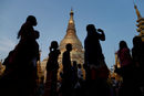 Будисти посещават пагодата "Шведагон" по време на празненствата за празника Весак в Янгон, Мианмар.
