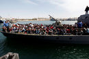 Нелегални мигранти пристигат във военноморска база в Триполи, Либия, след като са били спасени от либийската брегова охрана