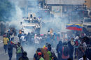Поддръжници на опозицията, протестиращи срещу президента Николас Мадуро по време на поредния сблъсък със силите за сигурност в Каракас, Венецуела.