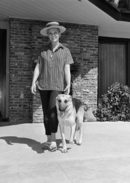 Актрисата Ким Новак пред дома си с кучето Трейси на 8 септември 1958 г..