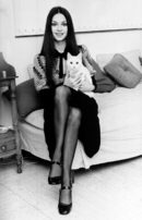 Американската актриса Виктория Принсипал позира с котката Моца в апартамента си в Челси в Лондон, Англия на 2 декември 1970 г.