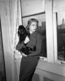 Актрисата Грейс Кели и нейния домашен любимец, френския пудел Оливър, снимана в апартамента й в Ню Йорк на 30 март 1956 г..