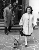 Елизабет Тейлър, кучето Бени и съпругът й - Ричард Бъртън снимани пред хотел близо до Баварските Алпи на 9 април 1965 г..