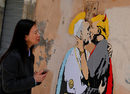 Дни преди посещението на президента на САЩ Доналд Тръмп във Ватикана <a href="http://www.dnevnik.bg/video/2017/05/11/2969525_video_grafit_na_celuvka_mejdu_svetiia_otec_i_diavolut/" target="_blank">в центъра на Рим се появиха графити</a>, изобразяващи Тръмп и папата да се целуват.