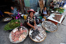 Продавачи на риба чакат клиенти на пазар в Након Саван, Тайланд.