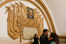 Метрото първоначално е кръстено на Владимир Илич Ленин, а изображението на болшевишкия лидер все още може да се види по станциите на метрото: в статуи, мозайки и гигантски бюст на Ленин на стената на спирка площад "Площад Илич".