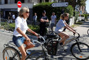 Съпругата на френския президент Емануил Макрон, Брижит (вляво), кара велосипеда си, близо до дома си в Льо Туке, Франция.
