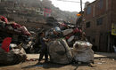Човек събира боклук в Лима, Перу.