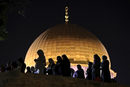 Мюсюлмански жени се молят пред Купола на Скалата, разположен на Храмовия хълм в стария град на Йерусалим.