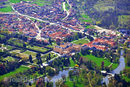 Замъкът "Валтице", който е бивша резиденция на рода Лихтенщайн, е наричан още винената столица на Чехия. Настаняването в региона излиза по около 20 евро, а изхранването - около 10 евро на ден.