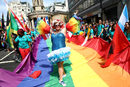 Хиляди хора участваха в годишния Прайд парад в Лондон, който днес е под наслов "Любовта се случва тук" и съвпада с 50-годишнината от декриминализирането на хомосексуализма в Обединеното кралство, предаде ДПА.<br /><br />