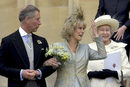 В биографията си, публикувана в средата на 90-те, принцът разкрива, че връзката му с Камила започва отново през 1986 г., след "непоправимия разпад" на брака му с Даяна. "Тя е мой скъп и дългогодишен приятел и ще остане такава", заявява Чарлз в известно свое интервю.<br /><br />На снимката: Принц Чарлз, Камила Паркър и кралица Елизабет II по време на сватбата между Чарлз и Камила през 2005 г.
