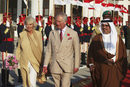 Принц Чарлз и Камила Паркър са ескортирани лично от коронования принц на Бахрейн, Саламан бих Хамад, след визитата на кралската двойка в Бахрейн през 2016 година.