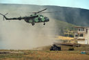 Вертолет Ми-17 "зависва", преди от него да се спуснат с въже тактически групи от българските Сили за специални операции за "освобождаване на заложници".