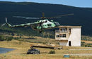 Вертолет Ми-17 "зависва" преди от него да се спуснат с въже тактически групи от българските Сили за специални операции за "освобождаване на заложници".