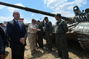 Красимир Каракачанов поздравява екипажа на един от българските танкове.