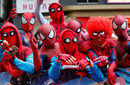 Фенове,облечени в костюми на Спайдър мен преди премиерата на филма "Spider-Man: Homecoming" в Токио, Япония.