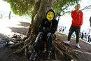 Демонстрант носи маска на Гай Фокс по време на учителска стачка в Сантяго, Чили.