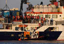 Мигранти и бежанци слизат от кораба "Феникс" на малтийската неправителствена организация MOAS.