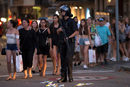 Полицията евакуира хората в центъра на Барселона, Испания.<br /><br /><a href="http://www.dnevnik.bg/photos/2017/08/17/3026466_fotogaleriia_teror_v_centura_na_barselona/" target="_blank">Поне 13 души са загинали в Барселона,</a> когато микробус премина с висока скорост през популярна пешеходна зона в центъра на града.