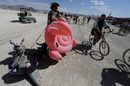 В последните години Burning Man се посещава и от много знаменитости, като основателите на "Гугъл" и "Фейсбук" Лари Пейдж и Марк Зукърбърг и риалити звездата Парис Хилтън.Те имат възможността да пристигнат на "частното летище" на фестивала,