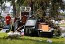 На снимката: Джеймс Рондуен премахва остатъци от дома си в резултат на тропическата буря Харви в Ориндж, щата Тексас, САЩ