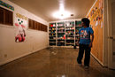На снимката: Джанет Уилмор стои в стаята на сина си, пострадала от наводнението, след тропическата буря Харви в Порт Артър, Тексас, САЩ.