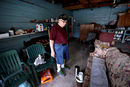 На снимката: Натаниел Хармън гледа щетите в гаража си след тропическата буря Харви в Порт Артър, Тексас, САЩ