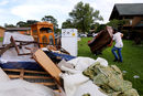 На снимката: Човек почиства повредена от наводненията къща след тропическата буря Харви в Порт Артур, Тексас, САЩ.