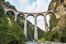Преминавайки по най-високия алпийски жп маршрут, прочутият Бернина Експрес изкачва нагоре до проблясващите на слънцето ледници в Алпите, за да заведе туристите далече долу до палмите на Италия. Тази жп линия между Северна и Южна Европа свързва региони с различни езици и култура.<br /><br />Влакът преминава през 55 тунела и 196 моста. Частта му Тусис - Валпошиаво (Швейцария) – Италия има статут на забележителност на ЮНЕСКО.<br />