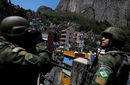 Членове на въоръжените сили заемат позиция по време на операция след сблъсъци между банди в квартал в Рио де Жанейро, Бразилия.<br /><br />В края на миналата седмица кризата със сигурността в града се изостри неимоверно. <a href="http://www.dnevnik.bg/bulgaria/2017/09/24/3047312_vunshnoto_ministerstvo_suvetva_da_ne_se_putuva_za_rio/" target="_blank">Ожесточени престрелки между организираните банди и полицията се водиха в най-голямата фавела на Рио – Росиня.</a>