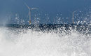 Вятърна електроцентрала, снимана край Амстердам, Холандия.