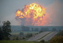 Мощни експлозии и голям пожар в оръжеен склад предизвикаха евакуацията на поне 24 000 души в Централна Украйна.