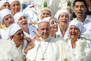 Папа Франциск позира за снимка с група жени от Мексико на площад "Свети Петър" във Ватикана.