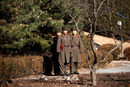 <a href="http://www.dnevnik.bg/sviat/2015/06/15/2553729_severnokoreiski_voinik_izbiaga_v_jujna_koreia_prez/" target="_blank">Севернокорейски войници гледат към мястото, където севернокорейски войник успя да избяга в Панминчжон на 13 ноември Южна Корея.</a><br /><br />Севернокорейски войници дезертират в Южна Корея през границата, но е рядък случай севернокорейски войник да избяга през най-строго охраняваната Съвместна зона за сигурност, където само метри делят военните от двете корейски държави.