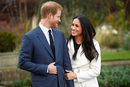 Британският принц Хари и американската актриса Меган Маркъл обявиха днес годежа си и се появихa за първата си официална фотосесия в градината на двореца Кенсингтън.