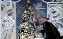 Будистки монах събира дарения пред украсен за Коледа кът в търговския район Гинза в Токио, Япония.