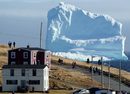 Малък град в Нюфаундленд, Канада, се превърна в неочаквано желана туристическа дестинация след като край бреговете му се появи един от първите айсберги за сезона.<br /><br />Районът по крайбрежието на Нюфаундленд и Лабрадор е познат като "Алеята на айсбергите", заради огромния брой ледени блокове, които всяка пролет се спускат от Арктика. В много случаи те могат да бъдат наблюдавани до началото на лятото.