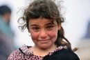 Иракско момиче, което е избягало от дома си, плаче по време на битка между иракските сили и бойците на Ислямска държава близо до Бадуш, Ирак.