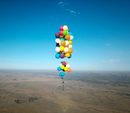 Том Морган от базираната в Бристол компания The Adventurists успя да прелети 24 километра на височина 2.5 км над околностите на Йоханесбург, Южна Африка, като летящото му съоръжение беше единствено стол за къмпинг с привързани към него 100 разноцветни балона с хелий.