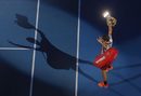 Роджър Федерер държи трофея след финала на мача си срещу Рафаел Надал на Australian Open в Мелбърн, Австралия.