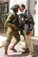 Чуждестранен активист и израелски войник снимани на протест в град Хеброн на Западния бряг.